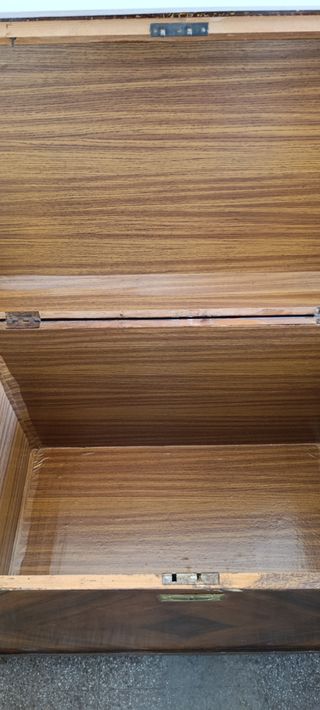 Arcón de madera antiguo con detalles