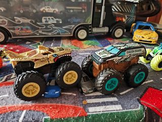 2 Monster Trucks Hot Wheels