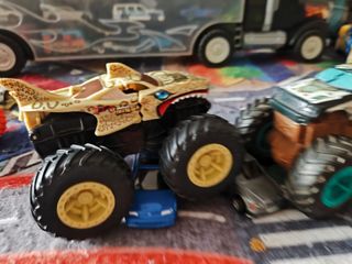 2 Monster Trucks Hot Wheels