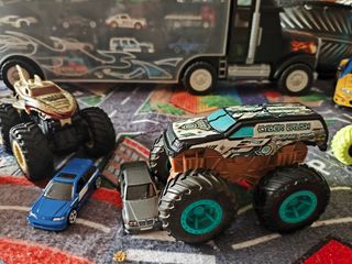 2 Monster Trucks Hot Wheels