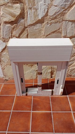 Ventana PVC con mosquitera y persiana.