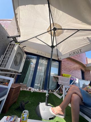 Sombrilla grande de bar beige y gris
