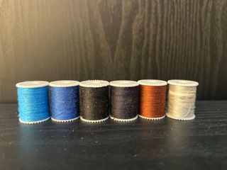 Máquina de coser portátil con accesorios