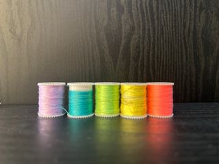 Máquina de coser portátil con accesorios