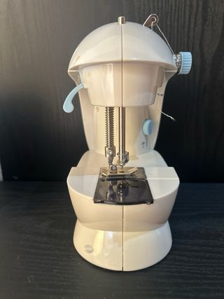 Máquina de coser portátil con accesorios
