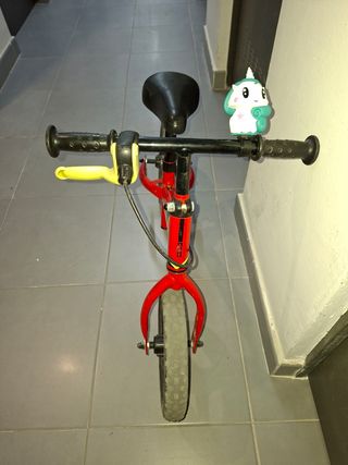 Bicicleta de equilibrio roja