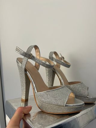 Zapatos de tacón plateados brillantes