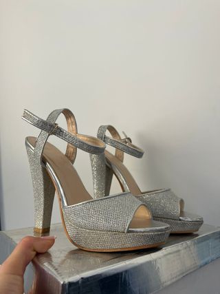 Zapatos de tacón plateados brillantes