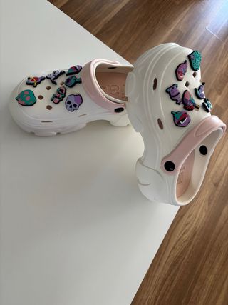 Crocs Blancos y Rosas con Charms
son 38-39.
