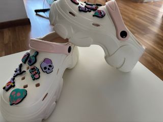 Crocs Blancos y Rosas con Charms
son 38-39.
