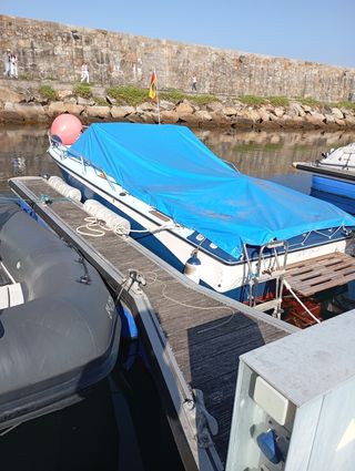 Embarcación a motor Glastron