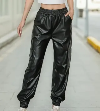 Pantalones negros efecto piel