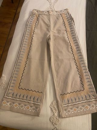 Pantalón culotte beige con bordados