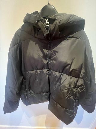 Anorak negro acolchado con capucha
