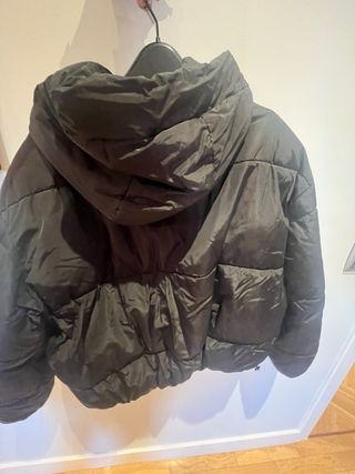 Anorak negro acolchado con capucha