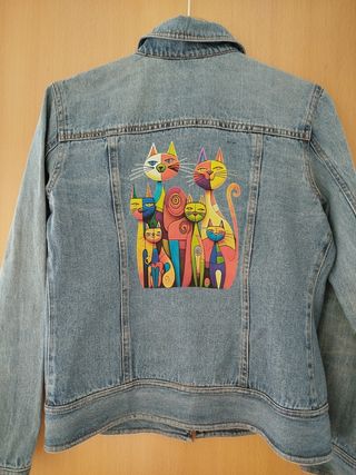 Chaqueta vaquera con estampado de gatos