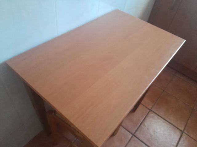 Mesa de cocina con 2 taburetes