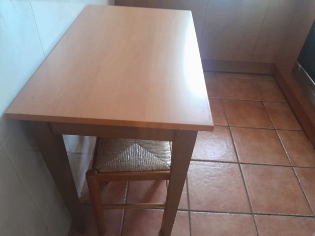 Mesa de cocina con 2 taburetes