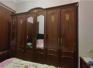Armario de 6 puertas madera con detalles dorados