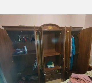 Armario de 6 puertas madera con detalles dorados