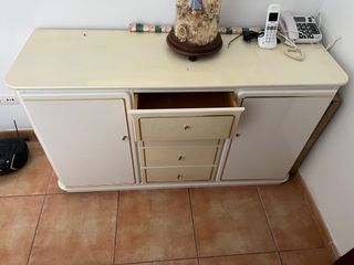 Cómoda blanca detalles dorados