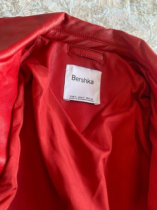 Chaqueta de cuero roja Bershka