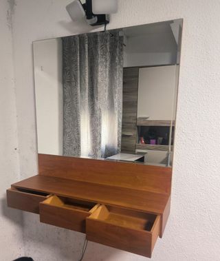 Recibidor con espejo y cajones de madera