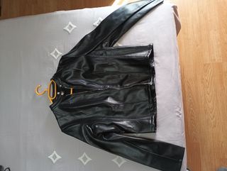 Chaqueta de cuero sintético negra