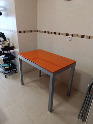 Mesa de cocina naranja y gris