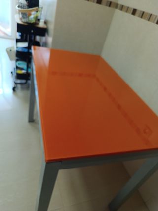 Mesa de cocina naranja y gris
