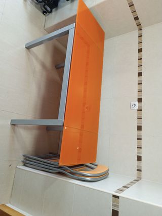 Mesa de cocina naranja y gris