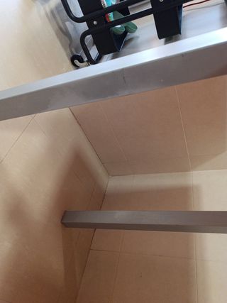 Mesa de cocina naranja y gris