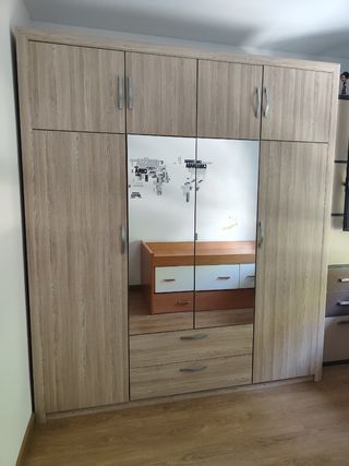 Armario de madera con puertas de cristal.