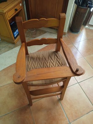 Trona de madera para bebé