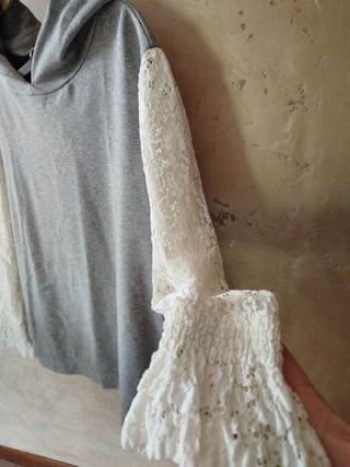 Felpa donna con cappuccio e maniche in pizzo