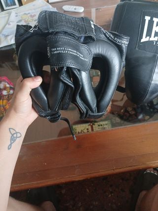 Casco y cosquillas de boxeo leone