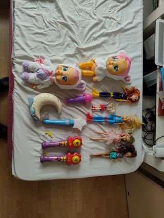 Lote de muñecas y juguetes para niña