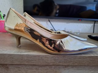 Tacones dorados mujer