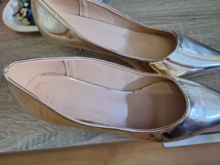 Tacones dorados mujer