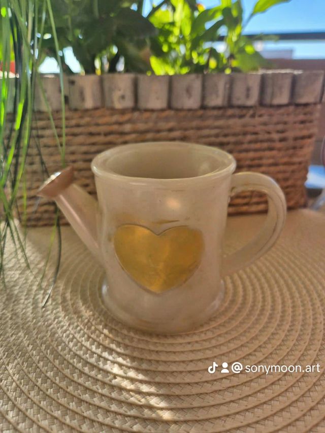 Regadera decorativa corazón dorado