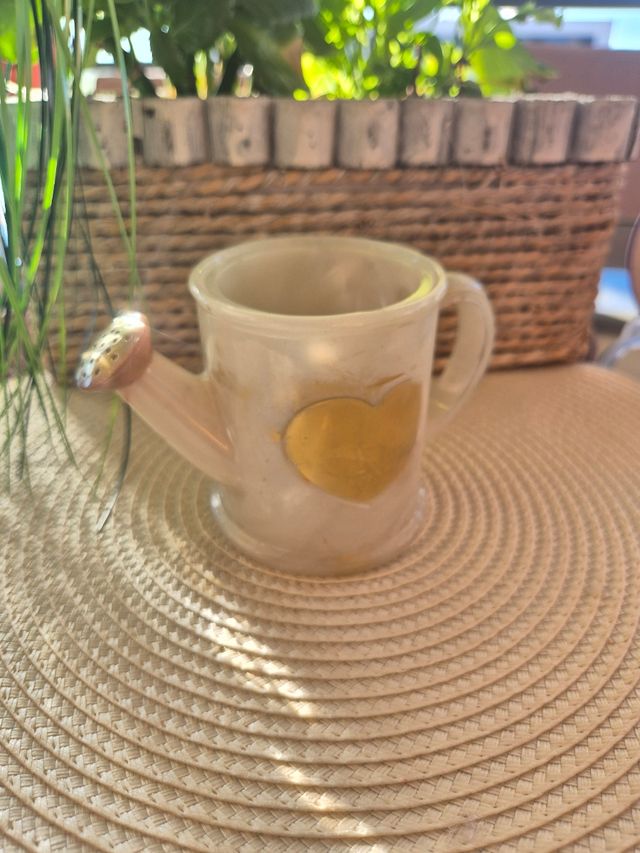 Regadera decorativa corazón dorado