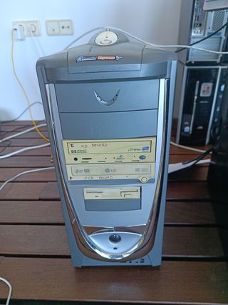 PC Pentium 4 2.66GHz 2.5GB RAM 120GB HDD con asa