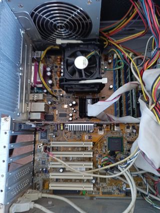 PC Pentium 4 2.66GHz 2.5GB RAM 120GB HDD con asa