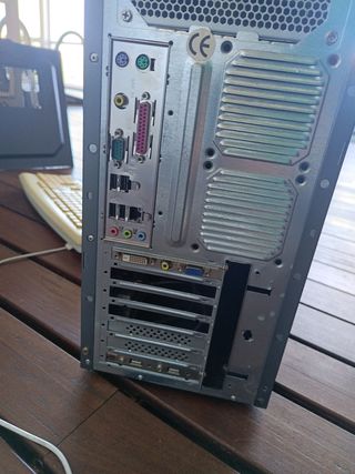 PC Pentium 4 2.66GHz 2.5GB RAM 120GB HDD con asa