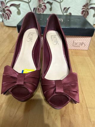Zapatos de tacón rojos granate 