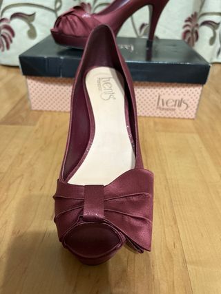 Zapatos de tacón rojos granate 