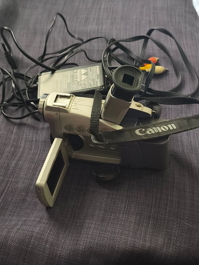 Videocámara Canon Plata y Negra