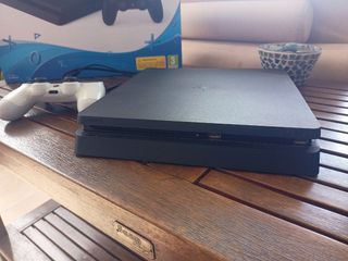 PS4 Slim 500 GB + Mando Blanco