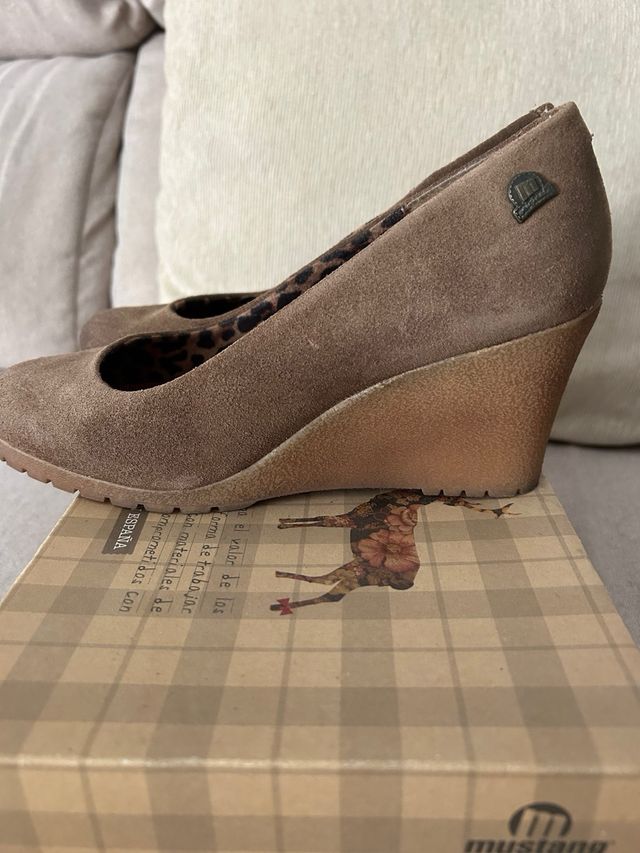 Zapatos Mustang Tacon Ante Marrón Talla 40