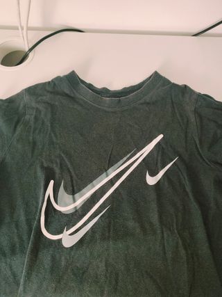 Camiseta Nike negra con logo